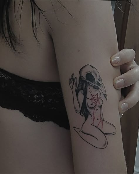 Creepy Halloween Tattoo Ideas, Dark Mark Tattoo Aesthetic, Grunge Cute Tattoo, Demon Protection Tattoo, Grunge Female Tattoo, Back Grunge Tattoo, Big Grunge Tattoos, Dark Tiny Tattoos, Arcade Tattoo Ideas