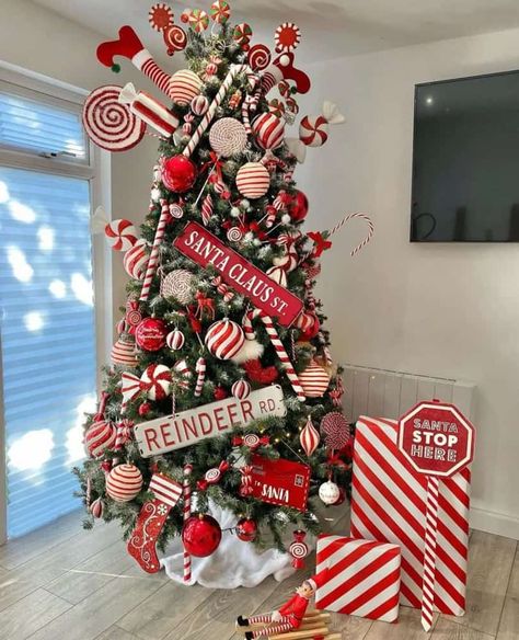 Unique Red and White Tree Christmas Tree Inspo, Gingerbread Christmas Tree, White Basket, Christmas Tree Decorating Themes, Peppermint Christmas, Red White Christmas, Elegant Christmas Trees, Creative Christmas Trees, Christmas Tree Decorations Diy