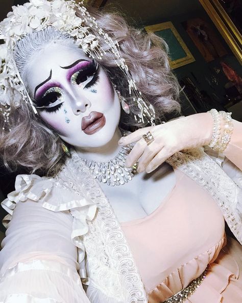 13 Female Drag Queens To Follow On Instagram & Bask In The Glow Of Their Fierceness — PHOTOS Club Culture, Drag Queen Outfits, Drag Make-up, Drag Queen Makeup, Cute Halloween Makeup, Drag Makeup, Queen Makeup, Alternative Makeup, Fairy Makeup