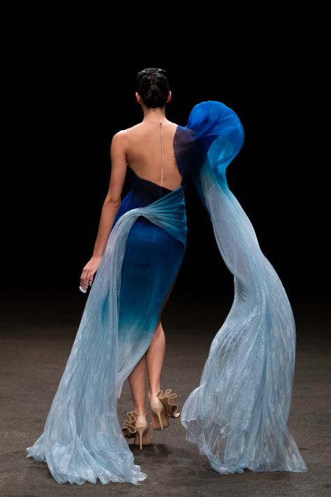 Runway Behind The Scenes, Iris Van Herpen Couture, Chinese Poem, Fashion Draping, Sea Dress, Iris Van Herpen, Dark Blue Dress, Theme Dress, Blue Wedding Dresses