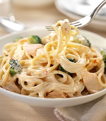 Chilli Spaghetti, Philadelphia Pasta, Salmon Tagliatelle, Broccoli Spaghetti, Creamy Seafood Pasta, Creamy Seafood, Philadelphia Recipes, Salmon And Broccoli, Salmon Pasta