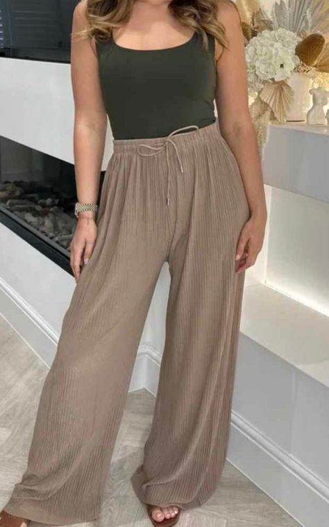 Summer Home Outfit Women, Khaki Palazzo Pants Outfit, Palazzo Beige Outfit, Beige Trouser Outfit Women, Womans Trousers, Brown Wide Leg Pants Outfit, Trousers Outfit Summer, Outfit Palazzo, Home Outfit Women