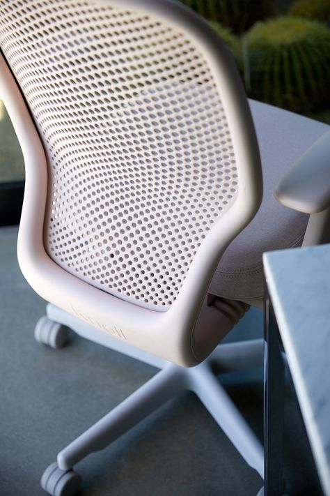 Knoll Launches Its Cantilevered Newson Task Chair at NeoCon 2022 Marc Newson, Soft Decor, Circular Designs, Open House Plans, Industrial Design Trends, Aircraft Interiors, Office Chair Design, Design Career, Learning Platform