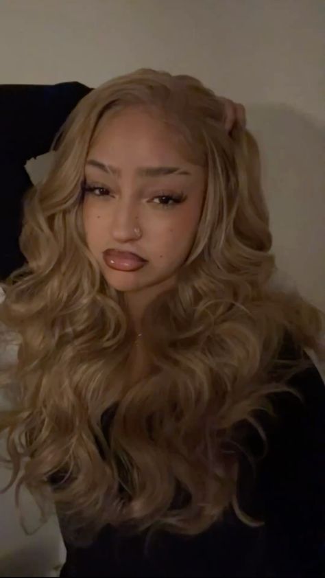 girl, makeup, makeup inspo, lashes, lash inspo, lightskin, mixed, black, blonde, blonde wig, wig, synthetic wig, poses, selfie, selca, curls, blowout Coco Quinn Blonde Hair, Blonde Blowout Black Women, Blonde Hair Back View, Blonde Wig Aesthetic, Light Skin Blonde Hair, Blonde Eyelashes, Curls Blowout, Blonde Lashes, Blond Wig