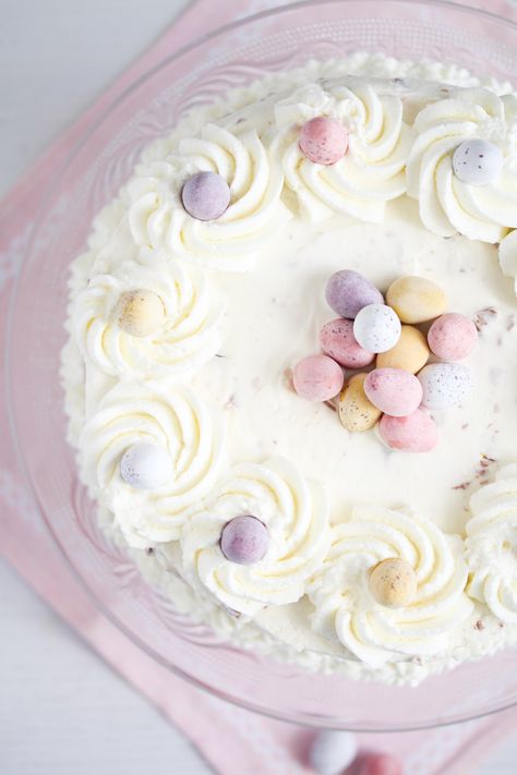 Beautiful mini egg cheesecake for Easter. Creamy, luxurious, and packed with crunchy Cadbury mini eggs. Super easy to make as well. #whereismyspoon #minieggcheesecake #cadburyminieggcheesecake #eastercheesecake #nobakecheesecake Angle Food Cake Dessert, Cheesecake Designs, Mini Egg Cheesecake, Mini Eggs Cake, Oster Brunch, Easter Deserts, Cadbury Mini Eggs, Easter Cheesecake, Easter Cooking