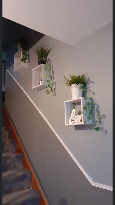 Stairs Walls Ideas, Stairs Wall Makeover Ideas, Decorating Up The Stairs Wall, Small Staircase Decor, Stairway Ideas Decor, Staircase Ideas Decoration, Decoration Cage Escalier, Stairwell Wall Ideas, Above Stairs Decor