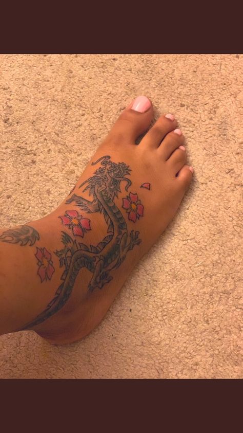 Feet Tats For Women, Snake Foot Tattoos For Women, Feet Tattoos Black Women, Baddie Foot Tattoos, Foot Tattoos Black Women, Tattoos On Feet For Women, Cute Foot Tattoos For Women, Feet Tatoos Woman, Unique Foot Tattoos For Women