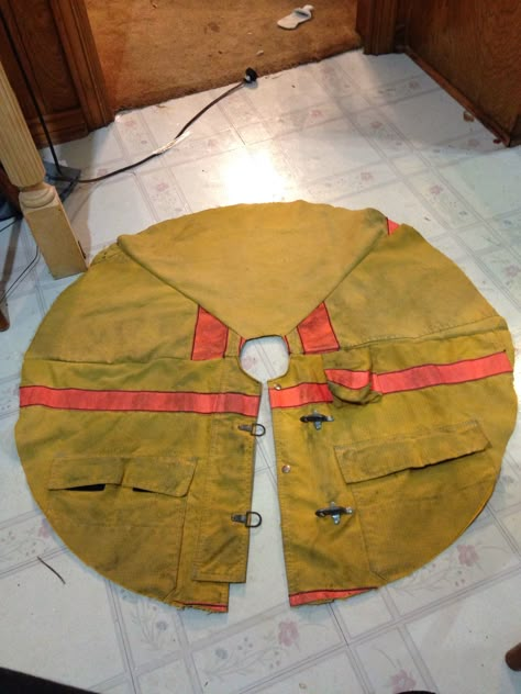 Firefighter bunker gear tree skirt - I LOVE this! I wish I had my dad's old coat... Fire Department Christmas, Firefighter Crafts, Fire Crafts, Firefighter Christmas, Fire Gear, Turnout Gear, Firefighter Family, Bunker Gear, Firefighter Gear