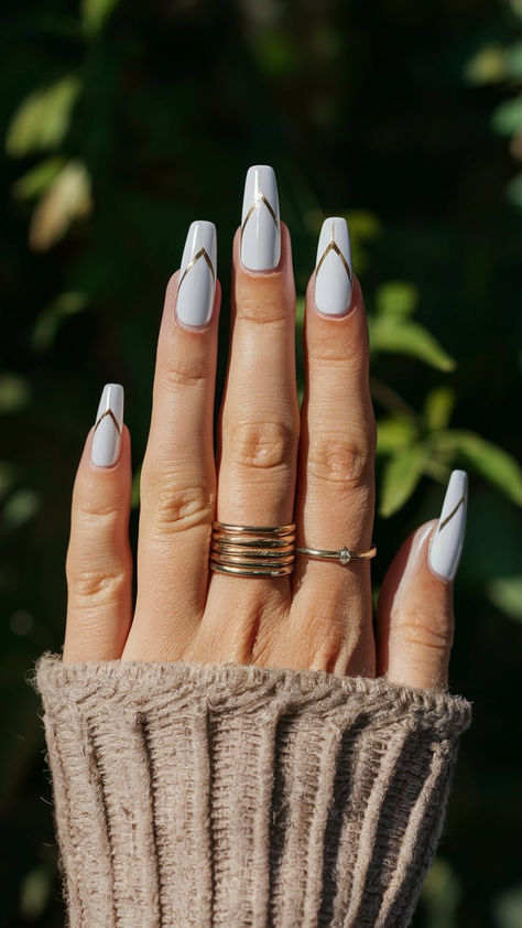 Elevate your nail game with this gorgeous white manicure adorned with delicate gold patterns! This design perfectly balances simplicity and sophistication, offering a fresh and modern look that’s ideal for any occasion. The shimmering gold accents add a touch of glam, making your nails stand out beautifully whether you're at a brunch or a night out. Pair this nail art with your favorite outfits for a polished and luxurious vibe. Get inspired to try this trend, and let your nails do the talking! Nail Art Boho, White Manicure, Nails Inspo, Easy Nail Art, Nail Games, Gold Pattern, White Nails, How To Do Nails, Stylish Nails