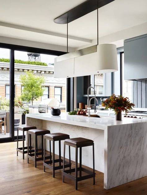 Ny Apartment Decor, Penthouse Apartment Aesthetic, Luxury Apartment Kitchen, Waterfall Island Kitchen, Nyc Loft, Nyc Penthouse, New York Penthouse, Apartment Luxury, Manhattan Apartment