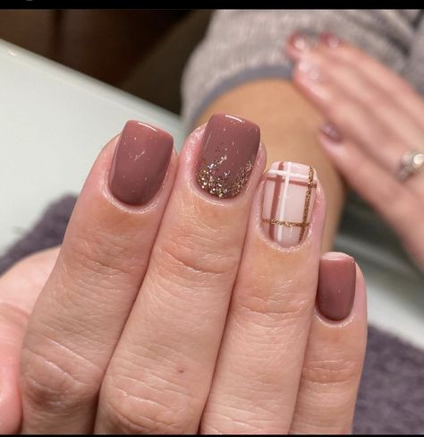 Simple Fall Winter Nails, Fall Manicure Design Ideas, Fall Gel Manicure Short Nails, Gell Nails Short Fall, Short Sns Nails Designs Fall, Short Cute Nails Fall, Short Acrylic Nails Square Simple Classy Fall, Short Square Nails Thanksgiving, Toenail Fall Designs