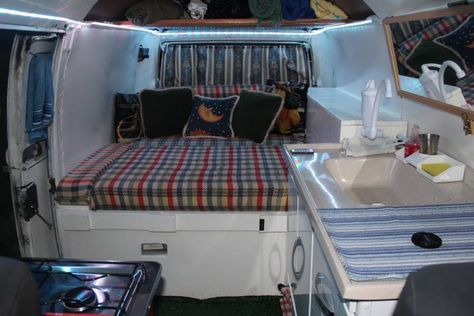 A Kombi é um veículo charmoso e tradicional que pode servir os seus donos de várias maneiras, inclusive sendo transformado em uma casa ambulante. Kombi Interior, Kombi Motorhome, Kombi Home, Volkswagen Van, Volkswagen Camper, Combi Vw, Diy Camper, Van Camping, Vw T5