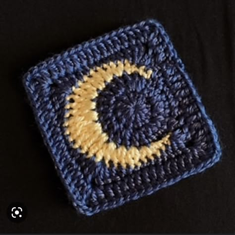 Sun And Moon Granny Square Crochet Pattern, How To Crochet A Moon Granny Square, Free Moon Granny Square Pattern, Moon Motif Design, Moon Square Crochet, Moon Granny Square Crochet Pattern Free, Moon Pattern Crochet, Crescent Moon Granny Square, Sun And Moon Crochet Granny Square