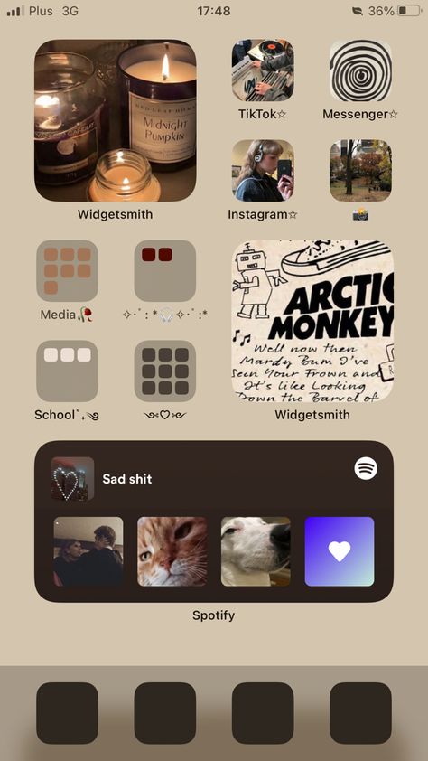 Downtown Aesthetic Homescreen, Aesthetic Coquette Homescreen, Cute Aesthetic Iphone Layout, Downtown Iphone Wallpaper, Autumn Phone Layout Ideas, Downtown Aesthetic Phone Layout, Iphone Ios 16 Home Screen Ideas, Phone Screen Aesthetic Ideas, Fall Phone Organization