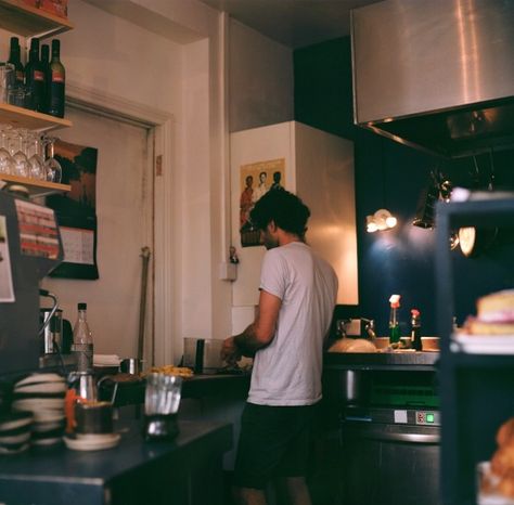 Boyfriend Cooking Pictures, Cosy Cooking Aesthetic, Cooking Men Aesthetic, Cooking Aesthetic Man, Late Night Kitchen Aesthetic, Kitchen Photography Aesthetic, Man Cooking Photography, Late Night Cooking Aesthetic, Boys Cooking Aesthetic