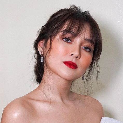 Justine del Rosario on Instagram: “Classic 💋💋💋 Styled by @janaranilla Hair by @chrisrodil #makeupbyjustinedelrosario Thank you always @bernardokath ninang @bernardomin…” Filipina Makeup, Kathryn Bernardo Hairstyle, Kathryn Bernardo Photoshoot, Kathryn Bernardo Outfits, Hairstyle Ponytail, Graduation Look, Daniel Padilla, Kathryn Bernardo, Graduation Hairstyles