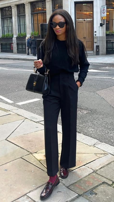 Street Style Trousers Women, Neutral Color Work Outfits, Women’s Trousers Style, Work Outfit Trousers, Trouser Outfits Winter, Chic Modern Outfits, Women Trousers Outfits Classy, Dark Trousers Outfit, Trousers With Loafers Women