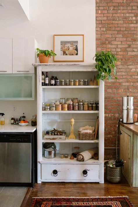 Vintage Shelving, Brooklyn Apartment, Zero Waste Kitchen, Sustainable Kitchen, Zero Waste Living, Zero Waste Lifestyle, Design Apartment, Sustainable Home, Home Photo