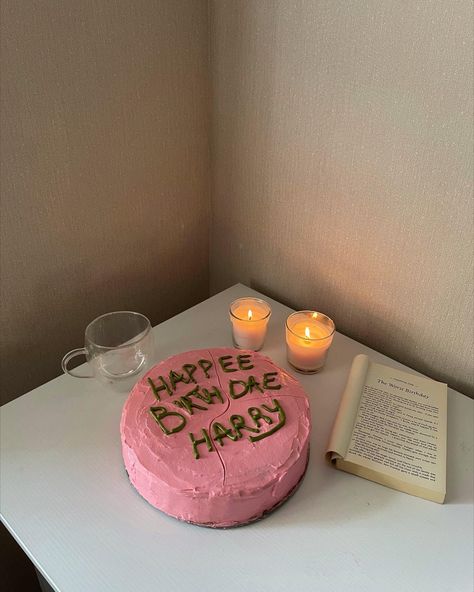 Harry Potter Cake Aesthetic, Hagrid Aesthetic, Simplistic Cakes, Harry Potter Dishes, Hagrid Cake, Harry Potter Watch, Cake Wallpaper, Book Cakes, S Cake