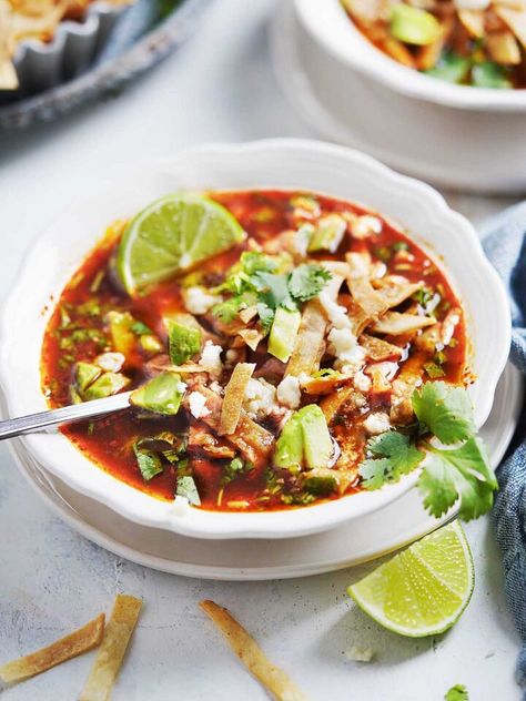 Find delicious and easy to make Main Dishes (Comidas) recipes - Muy Delish Sopa Azteca Recipe, Aztec Soup, Homemade Tortilla Soup, Tortilla Soup Recipes, Authentic Chicken Tortilla Soup, Low Calorie Tortilla, Healthy Lunch Options, Mexican Lunch, Low Calorie Meal Prep