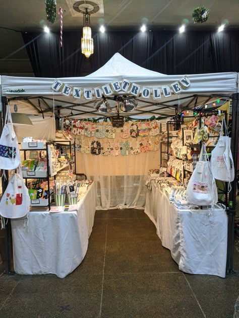 Stall Decor Ideas For Fair, Booth Decoration Ideas, Stand Bazar Ideas School, Booth Design Ideas For School Fair, Stall Decoration Ideas Fair, Indoor Craft Booth Displays, Craft Table Display, Vendor Table Display, Market Tent