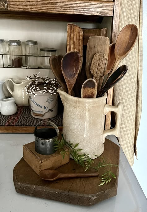 Kitchen Counter Decor, Counter Decor, French Country Kitchen, Room Deco, Antique Decor, Wooden Kitchen, Farmhouse Kitchen Decor, Dream House Decor, Wooden Spoons