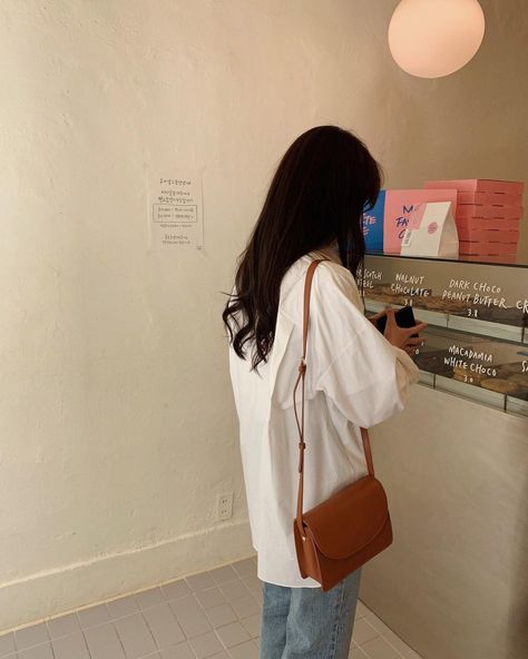 White Sling Bag, Office Bags For Women, Shoulder Bags Outfit, White Shirt Blouse, Office Bag, Korean Girl Fashion, Model Poses, Jewelry Bags, Sling Bag