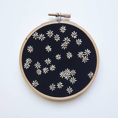 Beginner Embroidery Kit, Wooden Embroidery Hoops, Dmc Embroidery Floss, Art Embroidery, Pola Sulam, Wooden Hoop, 자수 디자인, Hand Embroidery Stitches, Embroidery Hoop Art