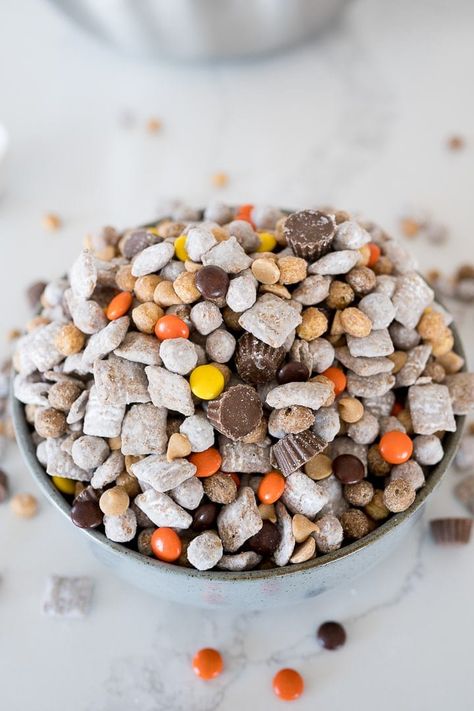 Muddy Buddies Halloween, Muddy Buddies Recipe Peanut Butter, Muddy Buddy Recipe Peanut Butter, Reeses Cereal Recipes, Chex Mix Chocolate, Halloween Muddy Buddies, Cereal Mixes, Xmas Snacks, Peanut Butter Muddy Buddies