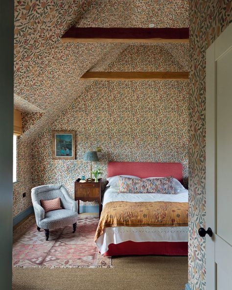 Character Piece – This welcoming home is full of individuality, and reflects a quintessential classic British style by Olivine Design. In this bedroom the owner wanted a colorful guest space that made something special of the pitched ceiling and we think they succeeded. . Photography by Rachael Smith Wallpaper Attic, Ceiling Wallpaper Ideas, Pitched Ceiling, William Morris Wallpaper, Ceiling Wallpaper, English Home, Morris Wallpapers, Wallpaper Ceiling, With Wallpaper