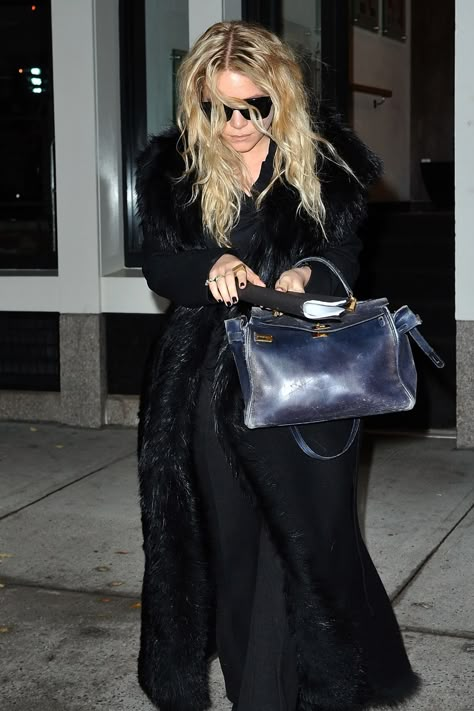 Mary Kate Olsen Style, Olsen Fashion, Olsen Twins Style, Kate Olsen, Black Balenciaga, Mary Kate Ashley, Olsen Twins, Mary Kate Olsen, Ashley Olsen