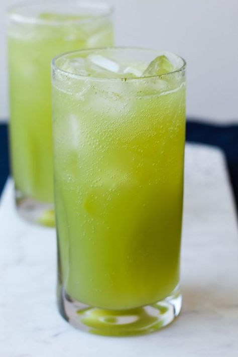 This sparkling cucumber mint limeade features a homemade cucumber, lime, green grape, and mint juice base that's topped off with sparkling water. It's wonderfully refreshing drink with digestive health benefits! Boozy Lemonade, Mint Limeade, Mint Juice, Green Grape, Specialty Drinks, Cucumber Juice, Nut Milk Bag, Refreshing Drinks Recipes, Bagged Milk