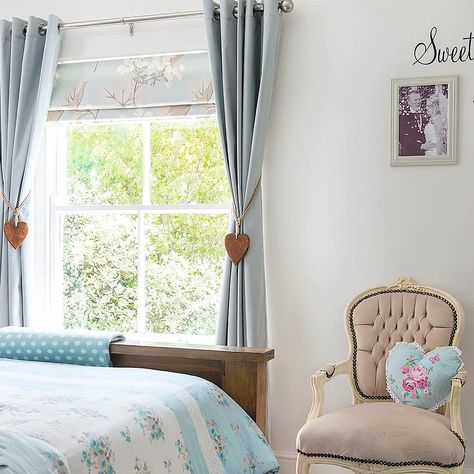 Voile Window Dressing Ideas, Bedroom Window Dressing, Different Curtain Styles, Roman Blinds Bedroom, Window Dressing Ideas, Narrow Window, Kitchen Window Dressing, Kitchen Window Blinds, Dress Curtains