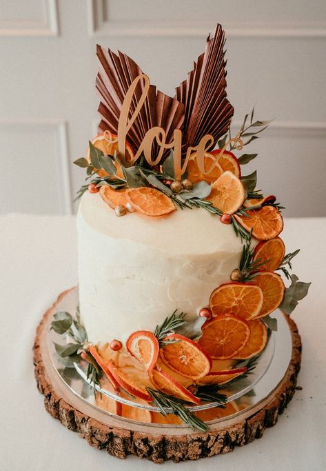 Wedding Cake with White Frosting and Dried Oranges and a cake topper that says 'Love' on a silver and tree trunk plate Orange Wedding Color Palette, Fall Cake Toppers, Autumn Wedding Cakes, Orange Wedding Cake, Olive Green Bridesmaid Dresses, Orange Wedding Themes, Orange Wedding Colors, Orange Bridesmaid, Orange Wedding Flowers