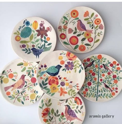 Ceramic Cafe, Pottery Painting Designs, Keramik Design, Birds And Flowers, Diy Pottery, Plate Art, Ceramics Ideas Pottery, Wall Plates, Ceramic Studio