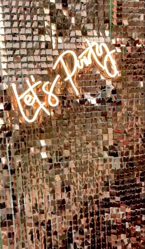 Gold And Glitter Party, Sequin Wall Decoration, Sequin Party Theme, Bar Glitter Fiesta, Glamour Decoration Party, Glitter Party Decor, Sign Night 21st Birthday Themes, Glitter Decorations Party, Sequin Backdrop Ideas