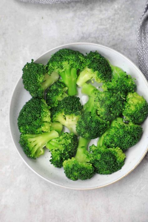 Boiled Broccoli Recipe (How to Boil Broccoli) - Recipe Vibes Broccoli Recipes Boiled, How To Boil Broccoli, Boiled Broccoli Recipes, Broccoli Picture, Broccoli Aesthetic, Boiled Vegetables Recipe, Aesthetic Veggies, Boiled Carrots Recipe, Broccoli Boiled