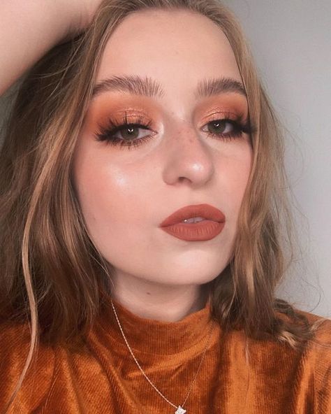 Pumpkin Spice Eyeshadow, Pumpkin Looks Makeup, Terra Cotta Makeup, Cinnamon Spice Makeup, Pumpkin Spice Lipstick, Fall Makeup Trends 2023, Autumnal Makeup Looks, Subtle Fall Makeup, Pumpkin Spice Makeup Look