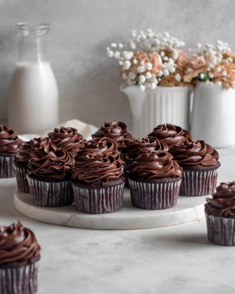 Small Batch Dark Chocolate Cupcakes - In Bloom Bakery Chocolate Cupcakes Photography, Cupcakes Decoration Chocolate, Cupcake Photography Ideas, Chocolate Cupcake Design, Chocolate Cupcakes Aesthetic, Trending Cupcakes, Chocolate Cupcake Decoration, Muffin Decoration, Dark Chocolate Buttercream Frosting