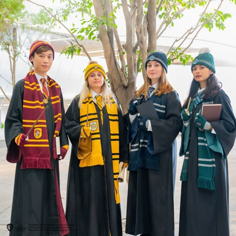 It’s always a good idea to dress in your Hogwarts house uniform with your friends. ⁠ Harry Potter School Uniform, Hogwarts Costume, Harry Potter Houses Outfits, Wizard Outfit, Hogwarts Clothes, Christmas At Hogwarts, School Uniform Ideas, Hufflepuff Slytherin, Hogwarts Student