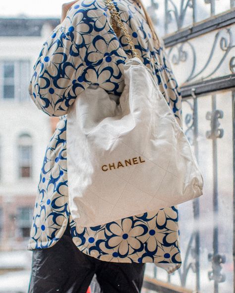 White Bag Outfit, Chanel 22 Bag, Hobo Bag Outfit, New Chanel Bags, Chanel 22, Chanel Shopping, Boy Chanel, Chanel Tote Bag, Investment Bags