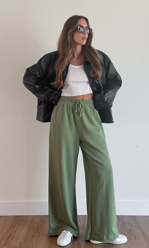 Green Drawstring Pants Outfit, Olive Sweatpants Outfit, Wide Sweatpants Outfit, Wide Leg Sweats Outfit, Green Sweatpants Outfit, Wide Leg Sweatpants Outfit, Drawstring Pants Outfit, Sweats Outfit, Green Sweatpants