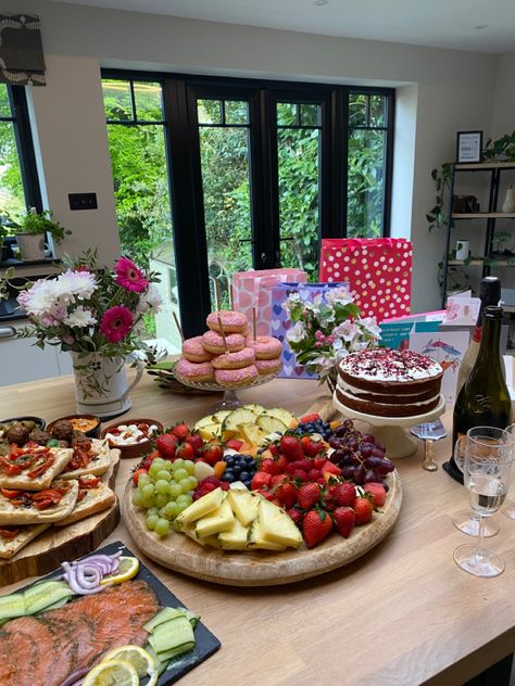 Aesthetic Birthday Food Ideas, Birthday Snack Table Aesthetic, 21st Birthday Ideas Food, 18th Birthday Lunch, 20th Birthday Ideas For Her Parties, Sweet 16 Home Party Ideas, 18th Birthday Brunch Ideas, 22nd Birthday Ideas For Her, Birthday Food Spread