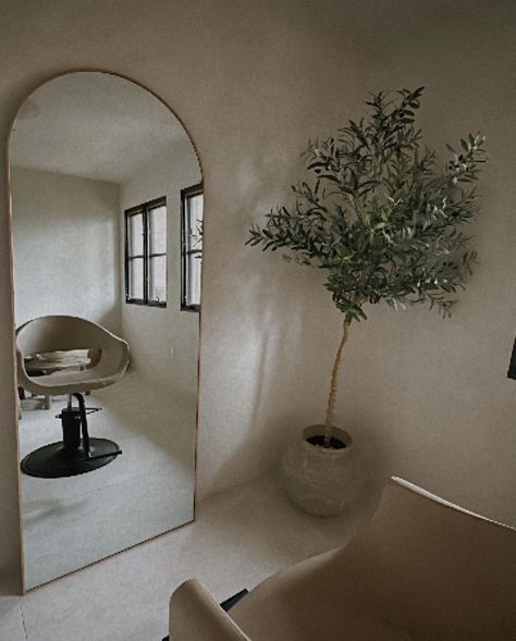 Own Salon Aesthetic, Brow Studio Aesthetic, Brow Salon Interior Design, Salon Backwash Ideas, Hair Suite Decor, Opening Beauty Salon, Salon Suite Inspiration, Eclectic Salon Decor, Moody Salon Aesthetic