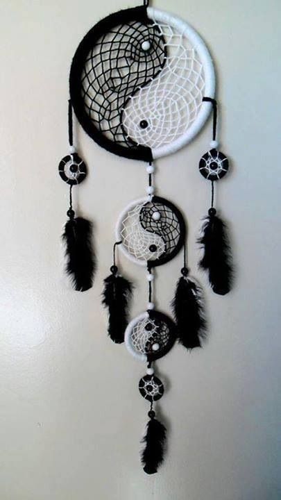 Atrapa sueño Kat Haken, Atrapasueños Diy, Beautiful Dream Catchers, Dream Catcher Decor, Black Dream Catcher, Crochet Dreamcatcher, Dream Catcher Craft, Dream Catcher Diy, Beautiful Dream