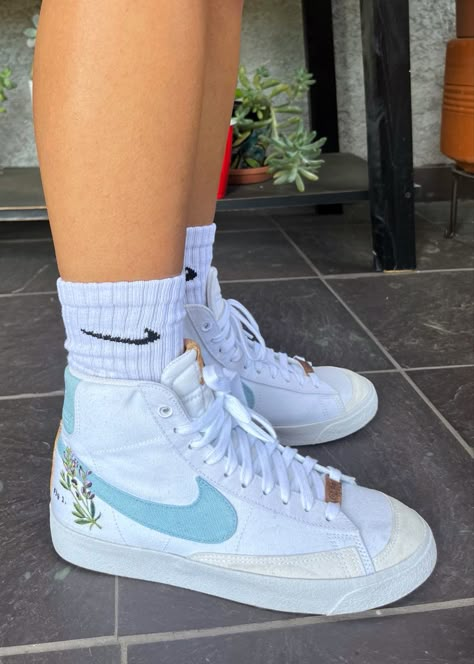 Indigo Nike Blazers, Nike Blazer Mid 77 Indigo, Nike Blazer Indigo, Blue Nike Blazer Outfit, Blue Nike Blazers Outfit, Colorful Nike Blazers, Blazer Shoes Outfits For Women, Light Blue Shoes Outfit, Nike Blazer Blue