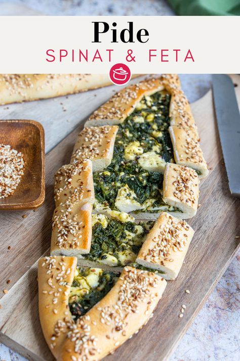 Wir lieben Pide! Die Teigschiffchen sind genauso abwechslungsreich wie lecker.:yum: Besonder die Pinat-Feta-Füllung hat es uns angetan. Worauf wartest du noch? Pin merken und direkt loslegen! :woman_cook: Kitchen Time, Time To Eat, Vegetable Pizza, Feta, New Recipes, Comfort Food, Healthy Eating, Pizza, Bread