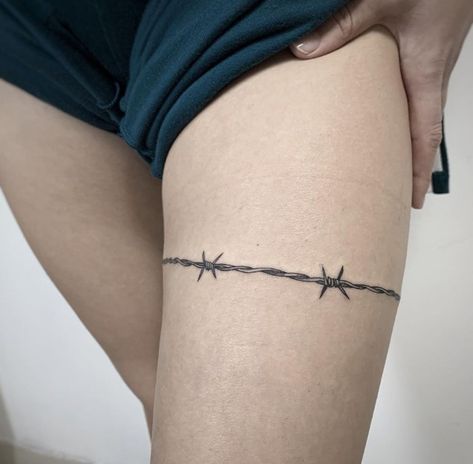 Barbwire Tattoo Around Thigh, Flattering Tattoos For Women, Tattoos Hip, Tattoos Feminine, Tattoos Quote, Barbed Wire Tattoo, Tattoos Fine Line, Tattoos Abstract, Wire Tattoo