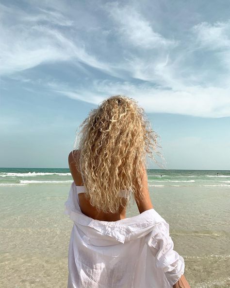 Vacation Hairstyles, Blonde Curly Hair, Dream Hair, Beach Hair, Nude Nails, Curly Blonde, Wavy Hair, The Wind, Hair Looks