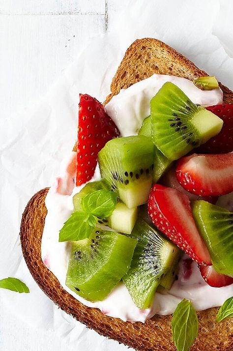 In a hurry? It takes just 5 minutes to toss together this cheerful strawberry-kiwi toast. #breakfast #healthybreakfast #breakfastideas #brunchideas #healthybreakfastrecipes #healthyrecipes Kiwi Cheesecake, Healthy Breakfast Toast, Berry Fruit Salad, Healthy Vegetarian Recipes, Benefits Of Organic Food, Avocado Toast Egg, Strawberry Kiwi, Breakfast Toast, Fruit Salad Recipes